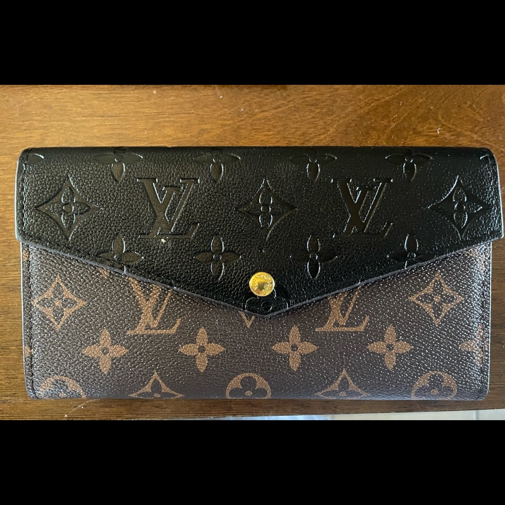 Designer wallet. New without tags.